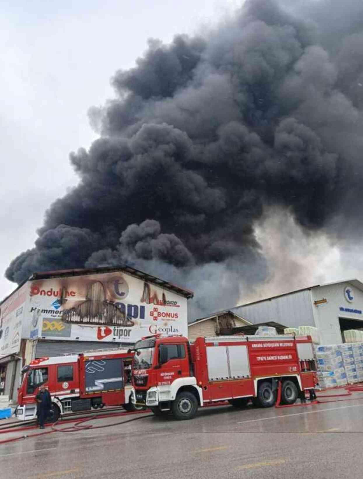 Depoda çıkan yangında alevler iş yerlerine sıçradı