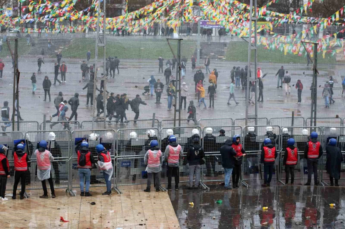 Diyarbakır\'da Nevruz etkinliğinde terör propagandası yapan 166 kişi gözaltına alındı