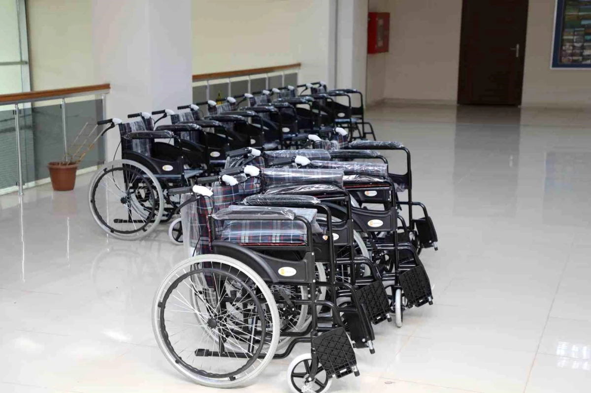 Erciş Belediyesi Engellilere Tekerlekli Sandalye Hediye Etti
