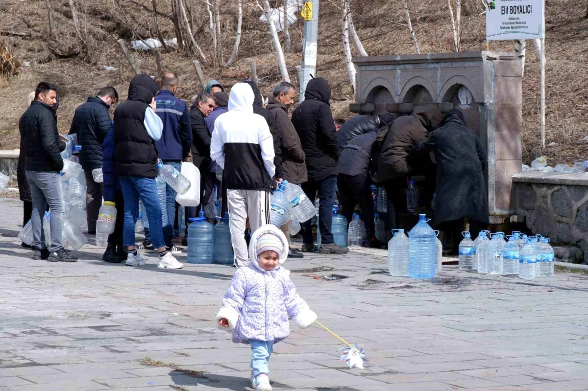Erzurum-Pasinler Yolu Üzerindeki Paşapınarı Çeşmesi Ramazan Ayında Vatandaşların Akınına Uğruyor