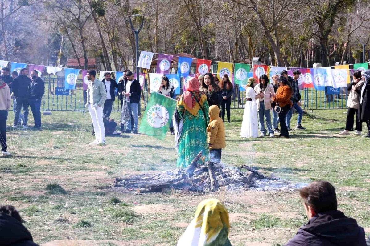 Eskişehir\'de Nevruz Kutlaması: Halaylarla Bahar Karşılandı