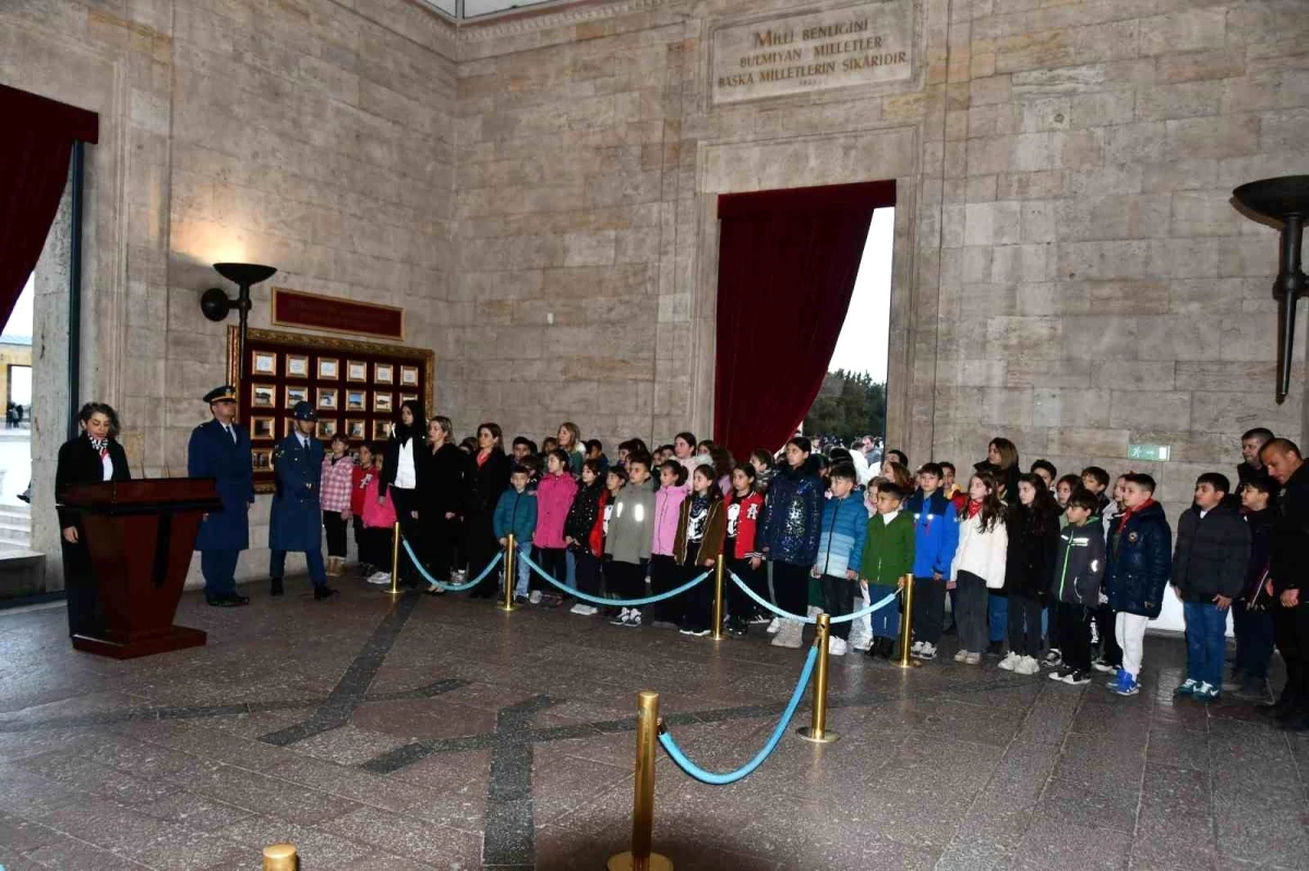 Eskişehir Reşat Benli İlkokulu Müdürü ve öğrencileri Anıtkabir\'i ziyaret etti