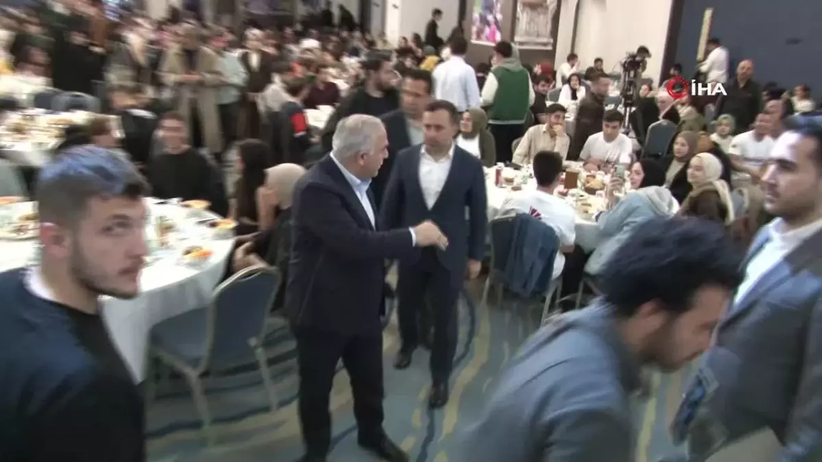 Fatih Belediye Başkanı Turan, kütüphane gençleriyle iftarda bir araya geldi