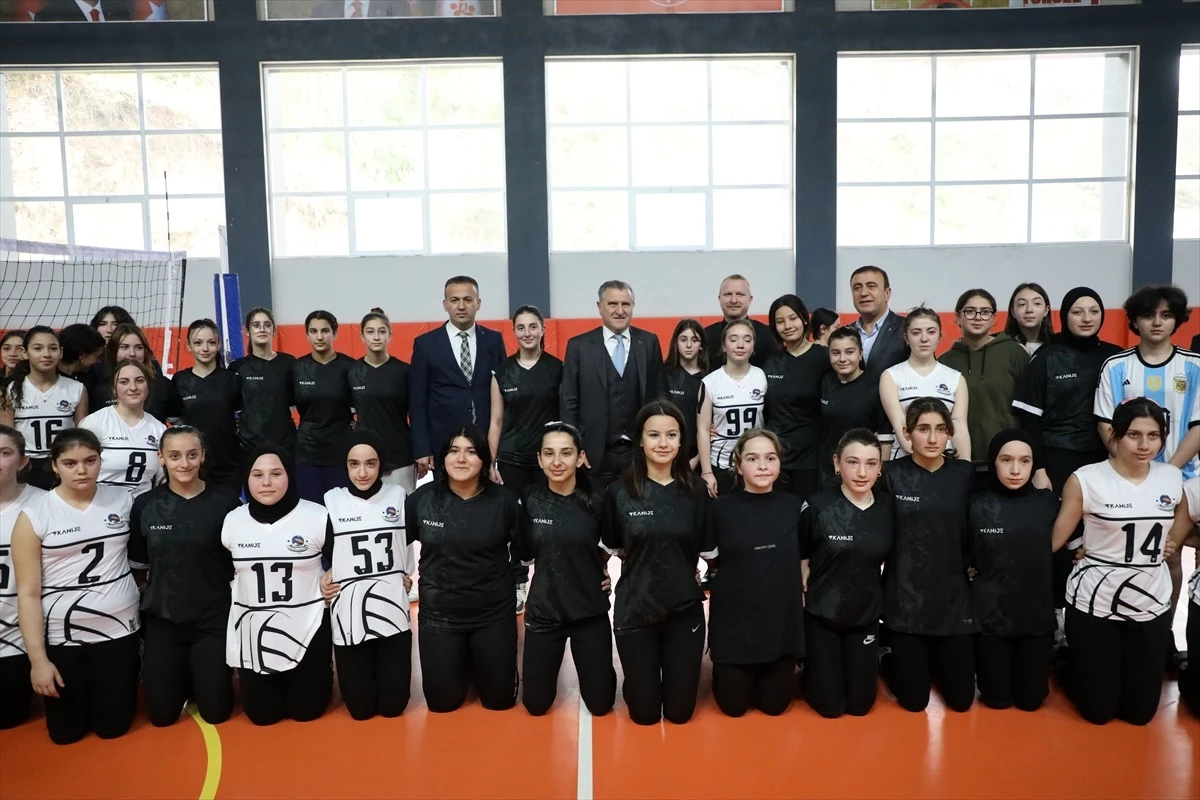 Gençlik ve Spor Bakanı Osman Aşkın Bak, çocukları spor yapmaya teşvik etti
