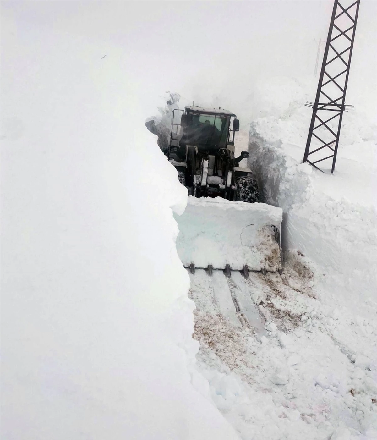 Yüksekova\'da metrelerce karın bulunduğu köy yolları açılmaya çalışılıyor