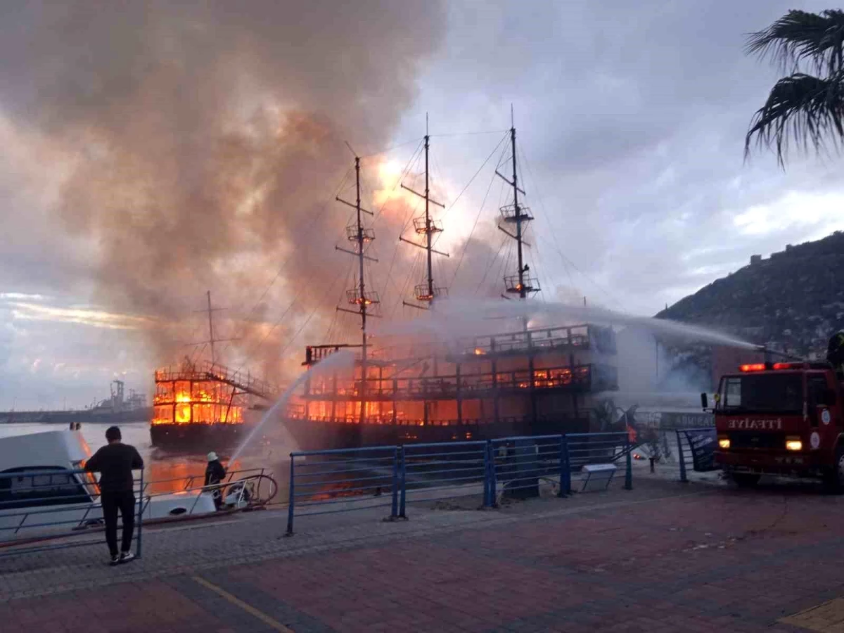 Alanya\'da İskeledeki Teknelerde Yangın Çıktı