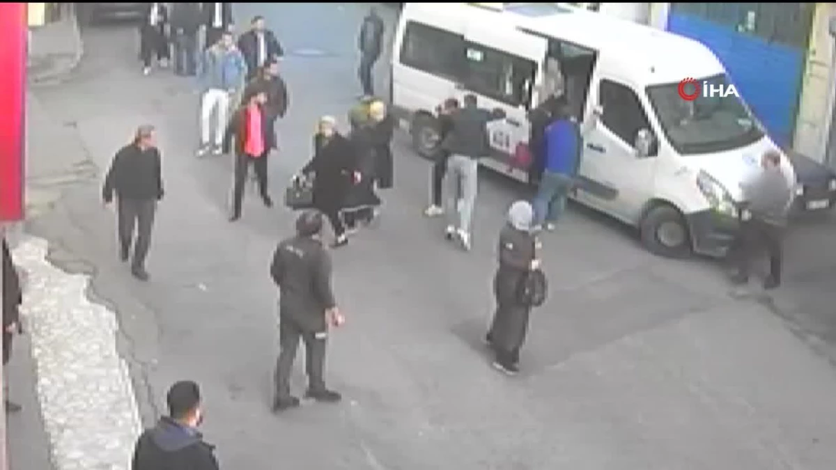 İstanbul\'da trafikte \'neden bana çarptın\' dayağı kamerada: 5 kişi baba ve oğlunu dövdü
