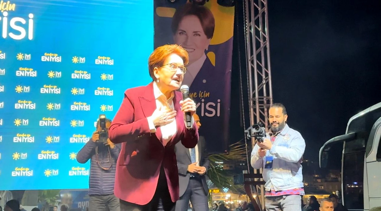 İYİ Parti Genel Başkanı Meral Akşener Kuşadası\'nda Gece Mitingi Düzenledi