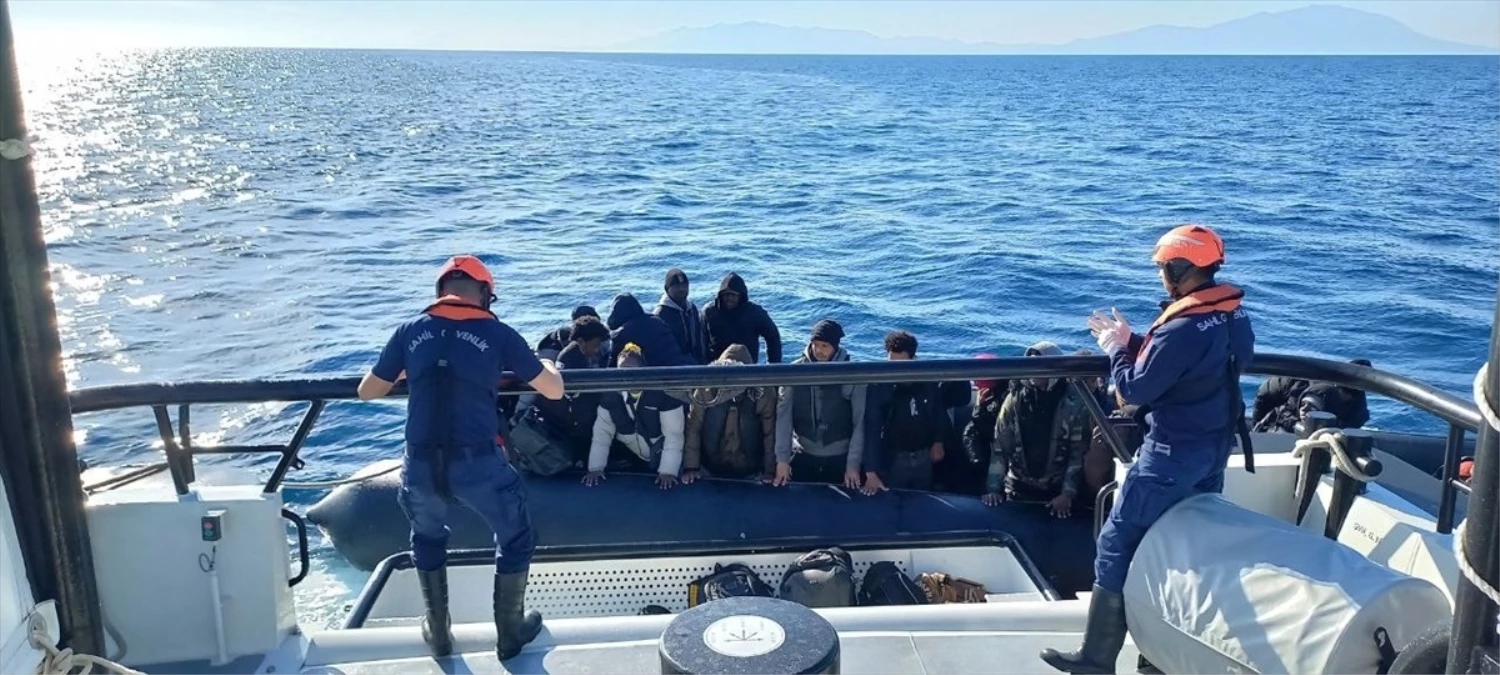 İzmir açıklarında 51 düzensiz göçmen kurtarıldı, 13 düzensiz göçmen yakalandı