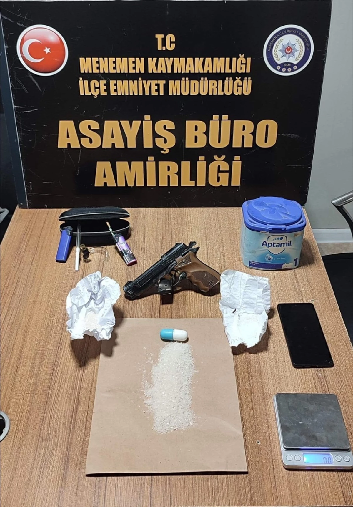 İzmir\'de bebek maması kutusunda uyuşturucu ele geçirildi, şüpheli tutuklandı
