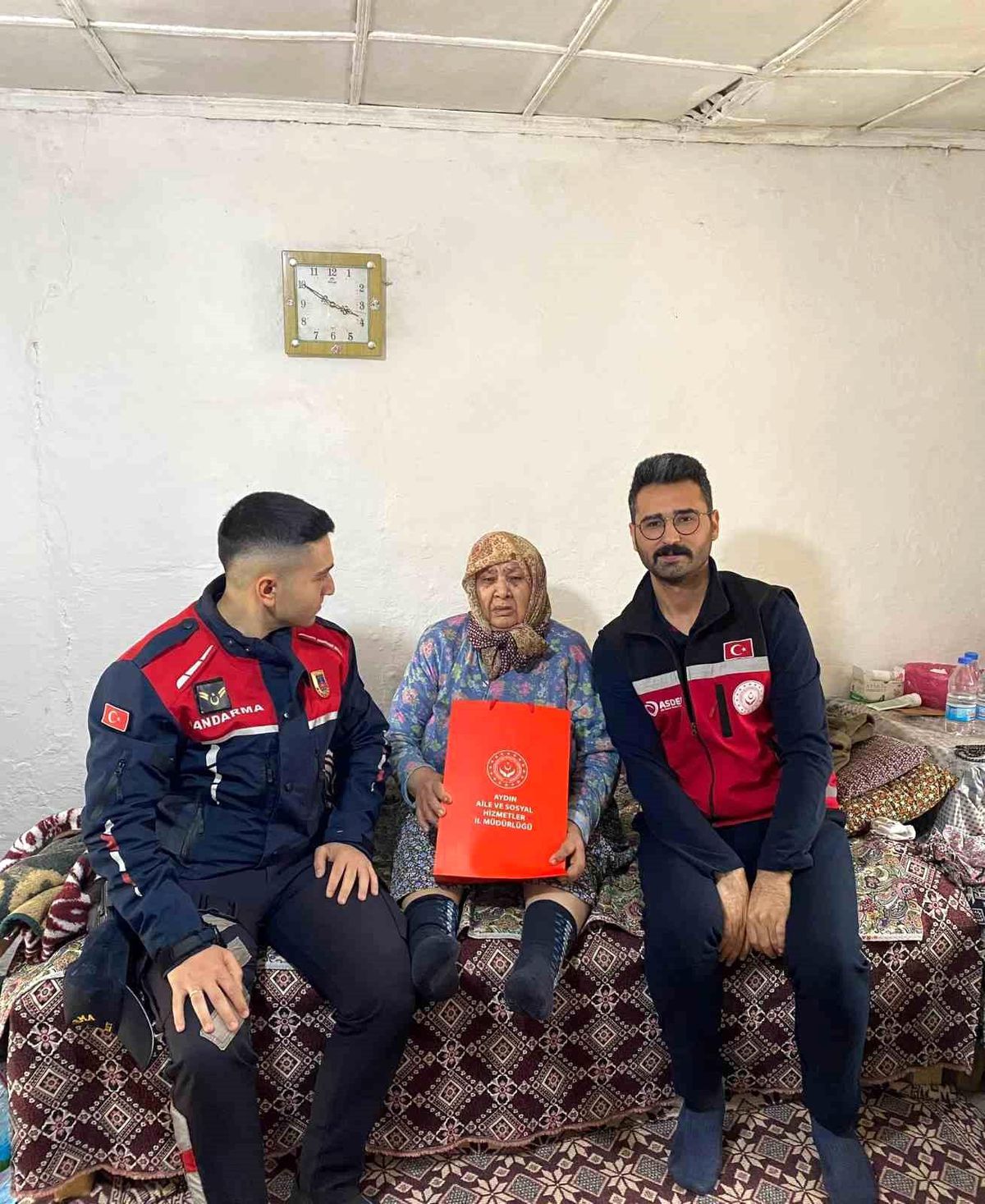 Aydın\'da Jandarma, 80 yaş üzeri asırlık çınarları ziyaret etti