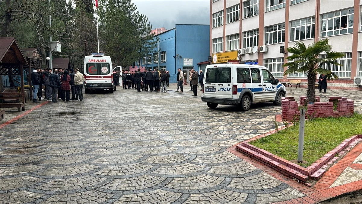 Karabük\'te lise öğrencileri arasında çıkan kavgada 3 kişi bıçakla yaralandı