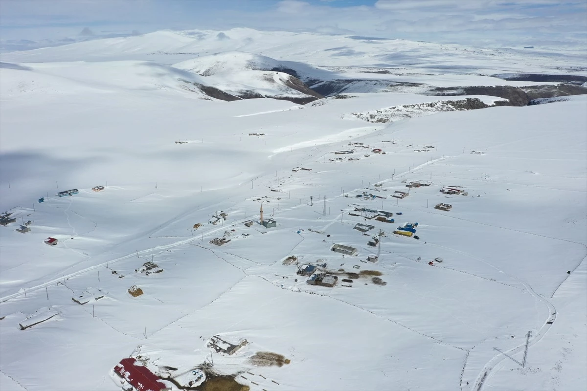 Kars\'ta Yoğun Kar Yağışı Sonucu Köyler Beyaza Büründü