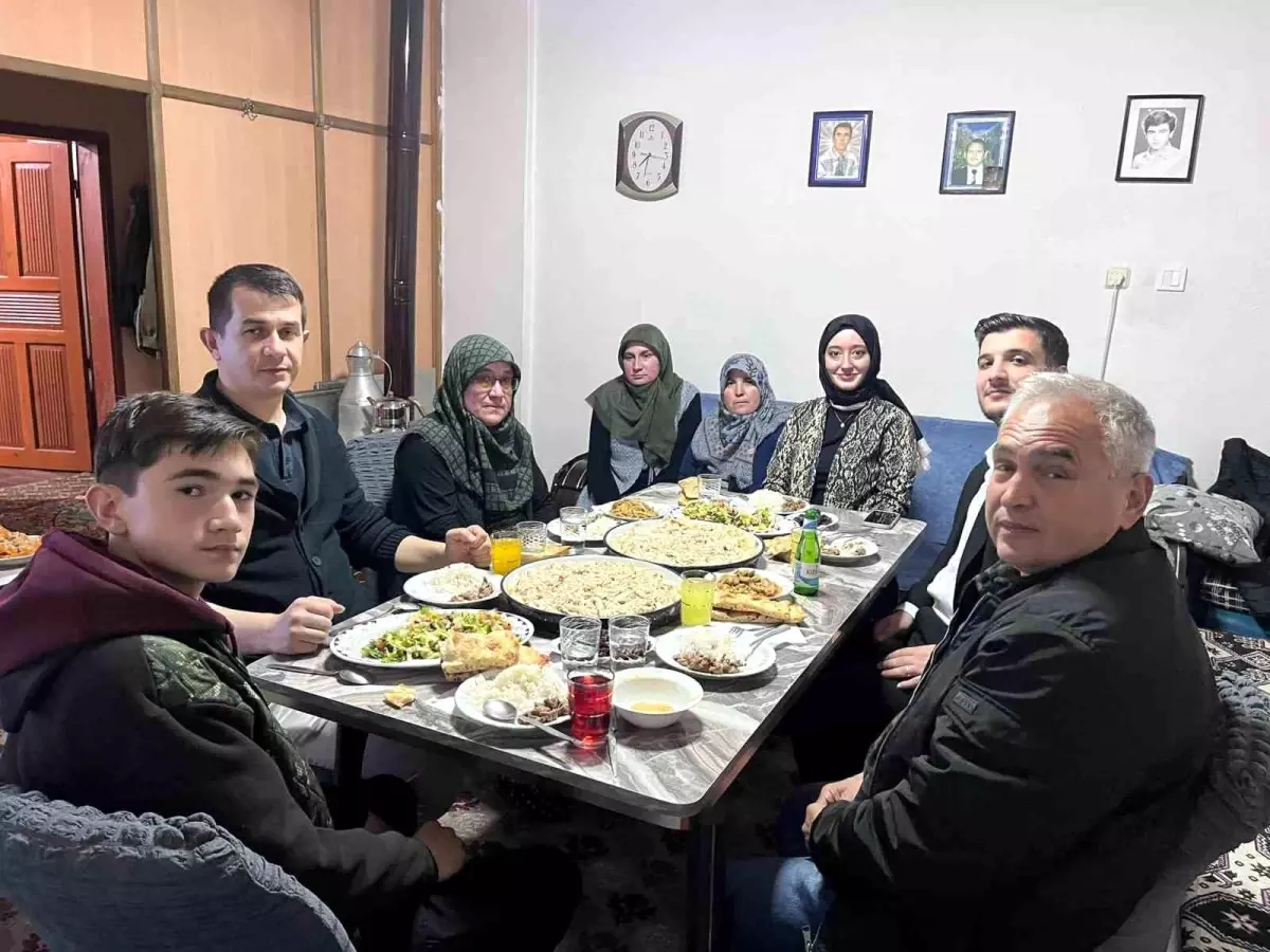 Dumlupınar Kaymakamı Büşra Güllü Özpınar, Büyükaslıhanlar köyünde Şahinkaya ailesiyle iftar yemeğinde buluştu