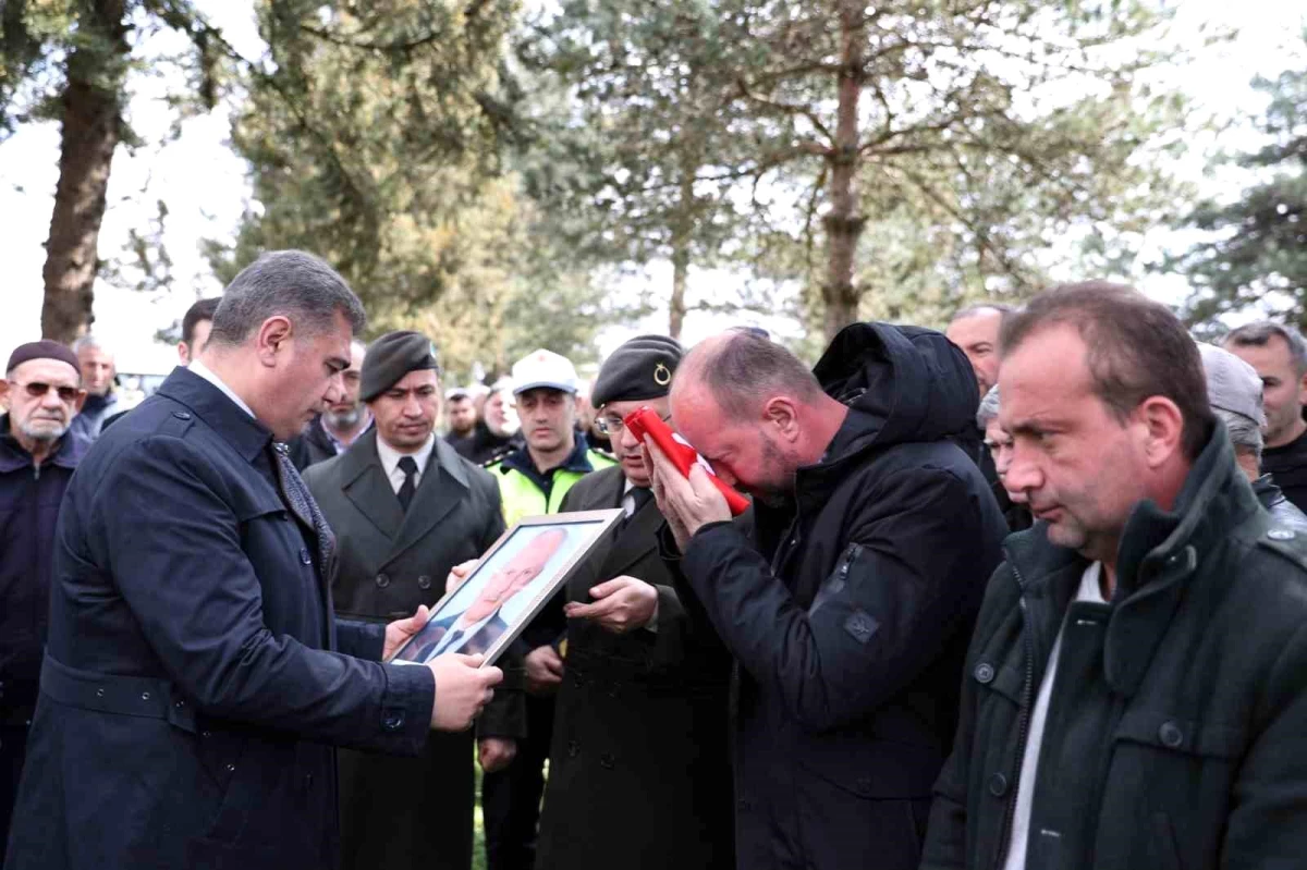 Düzce\'de Kalp Krizi Sonucu Hayatını Kaybeden Kıbrıs Gazisi Nevzat Eren Son Yolculuğuna Uğurlandı