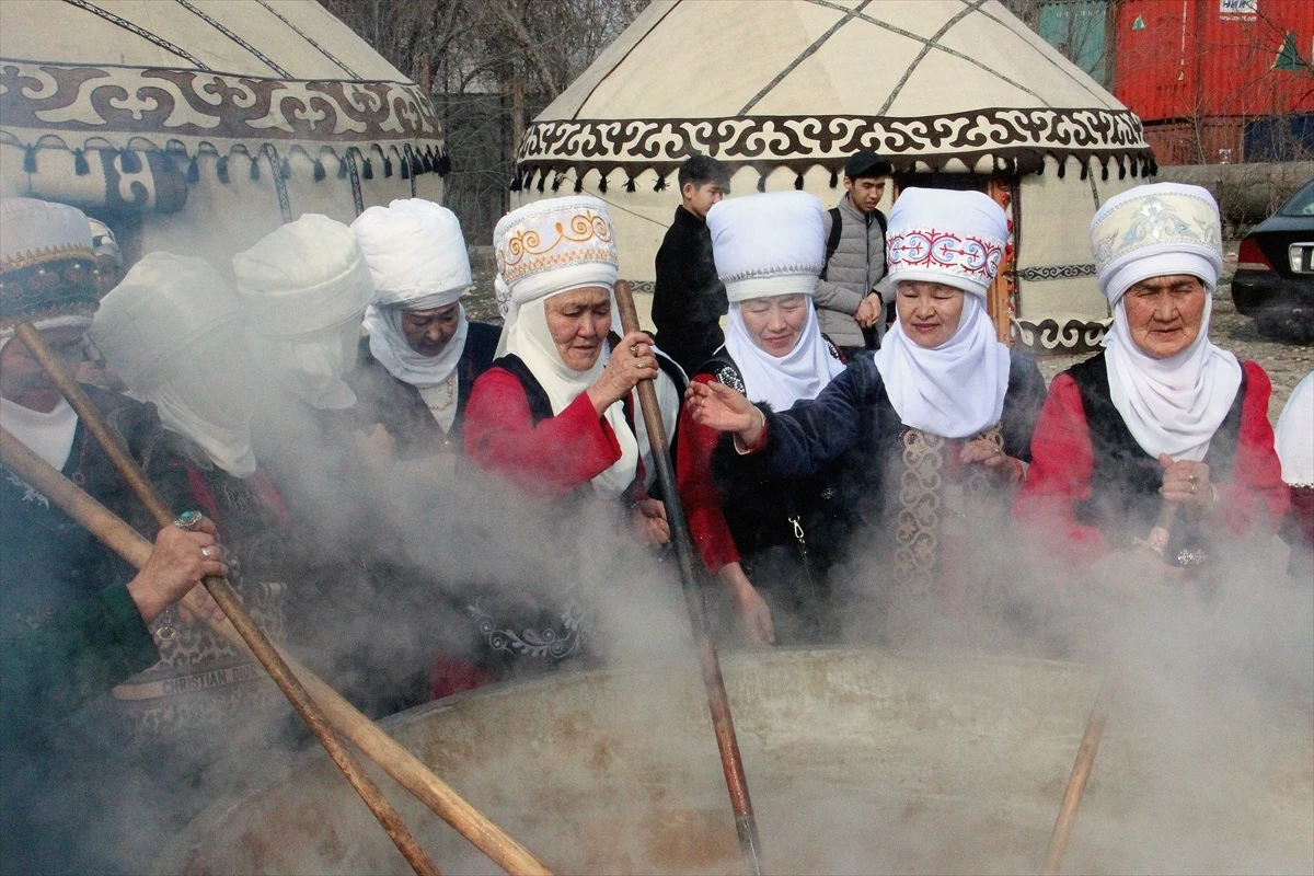 Kırgızistan\'da Türkülerle Nevruz Bayramı\'nın Vazgeçilmez Tatlısı Sümölök Pişiriliyor