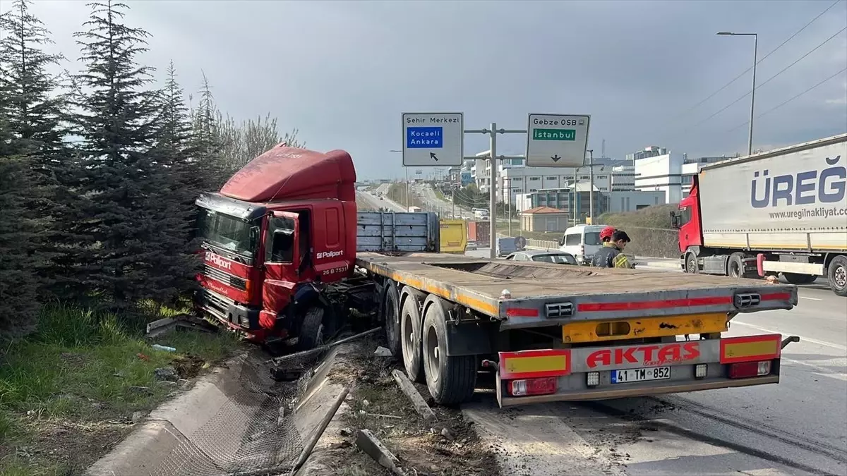 Gebze\'de tahliye kanalına devrilen tırın sürücüsü yaralandı