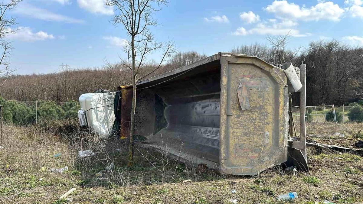 Kuzey Marmara Otoyolu\'nda hafriyat kamyonu kaza yaptı