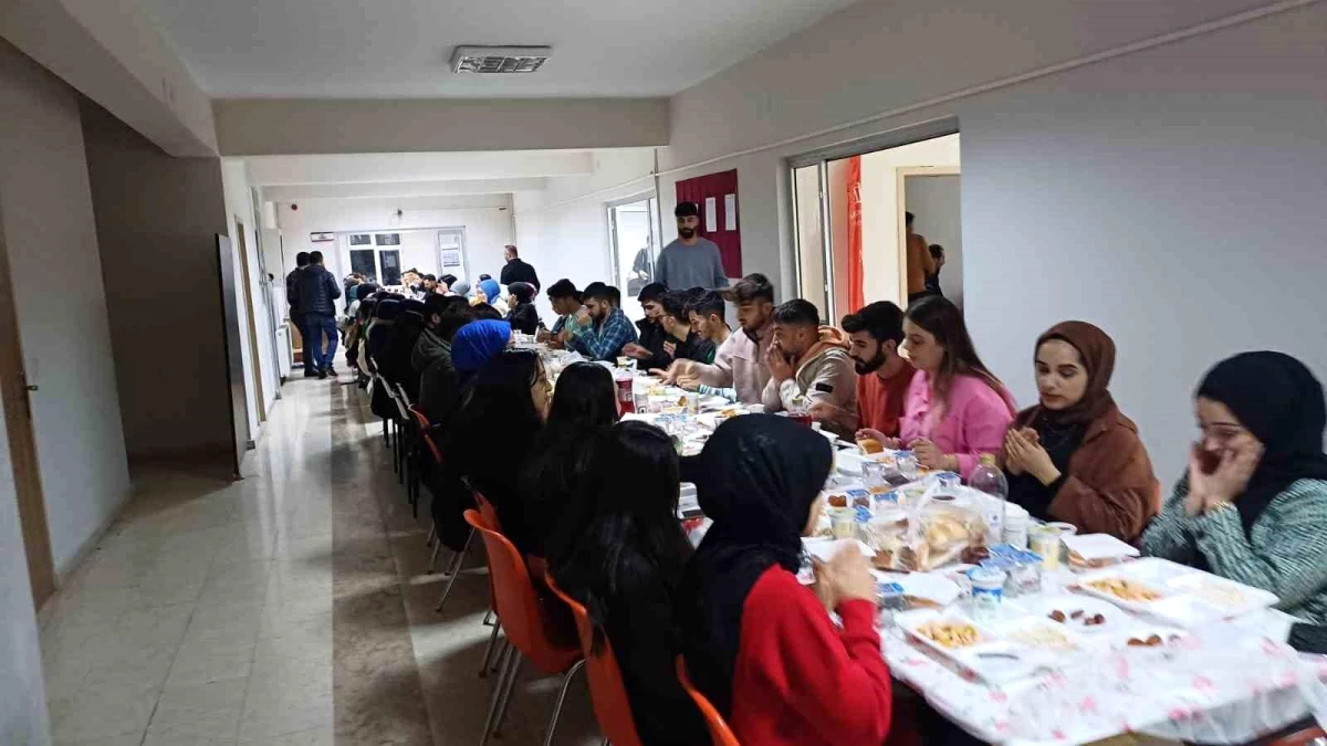 Muş\'ta iş adamı 300 üniversite öğrencisine iftar yemeği verdi