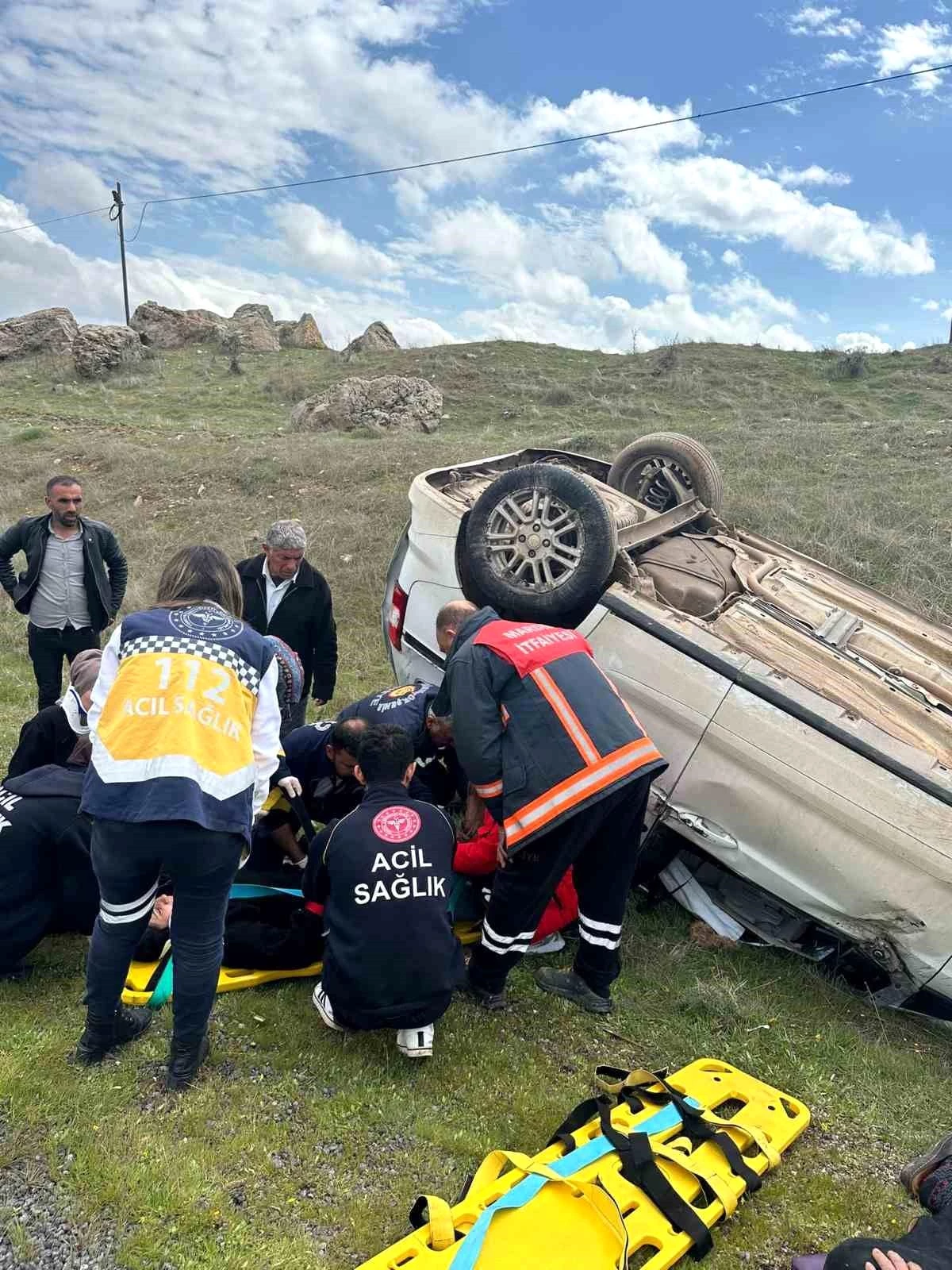 Mardin\'de hafif ticari araç takla attı: 4 yaralı