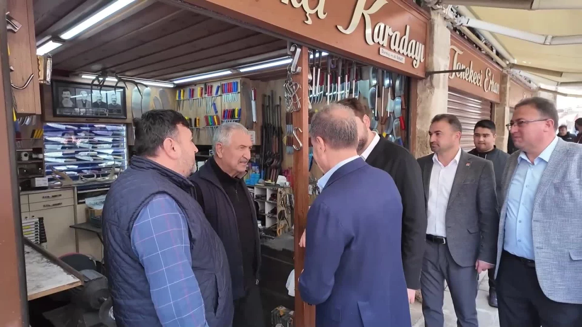 Mersin Büyükşehir Belediye Başkanı Vahap Seçer Tarsus\'ta Esnaf ve Vatandaşlarla Buluştu