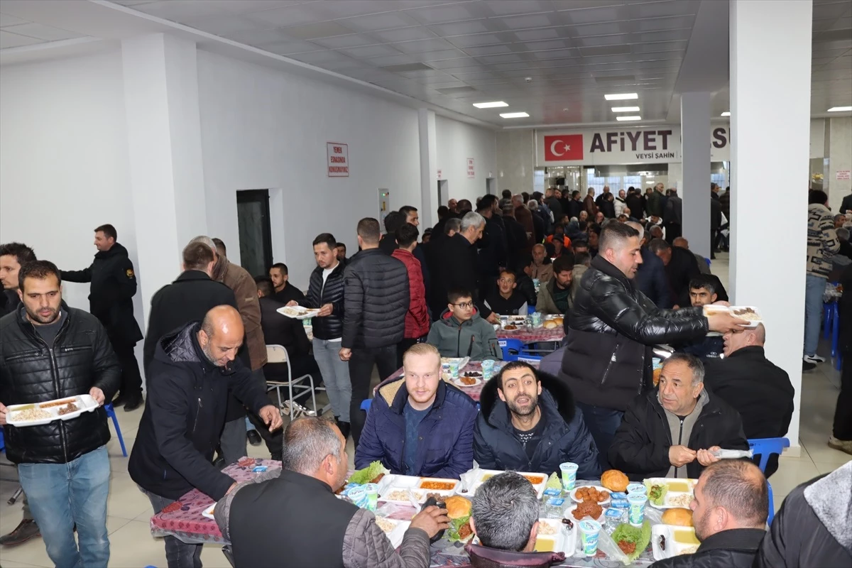 Midyat Belediye Başkanı Veysi Şahin, belediye çalışanları ile iftar yaptı