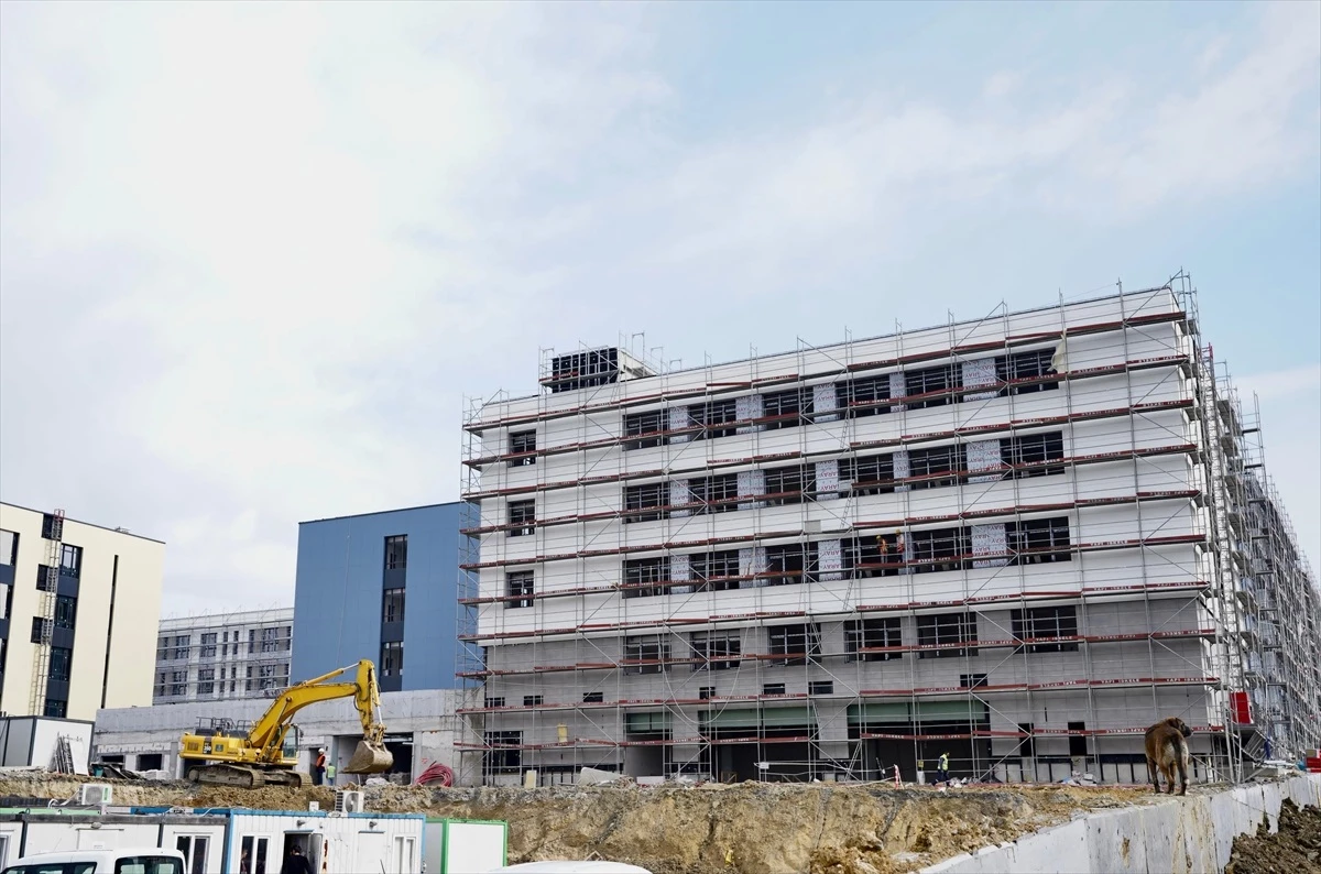 Milli Eğitim Bakanı Yusuf Tekin, Esenyurt\'taki lise kampüsü inşaatını inceledi