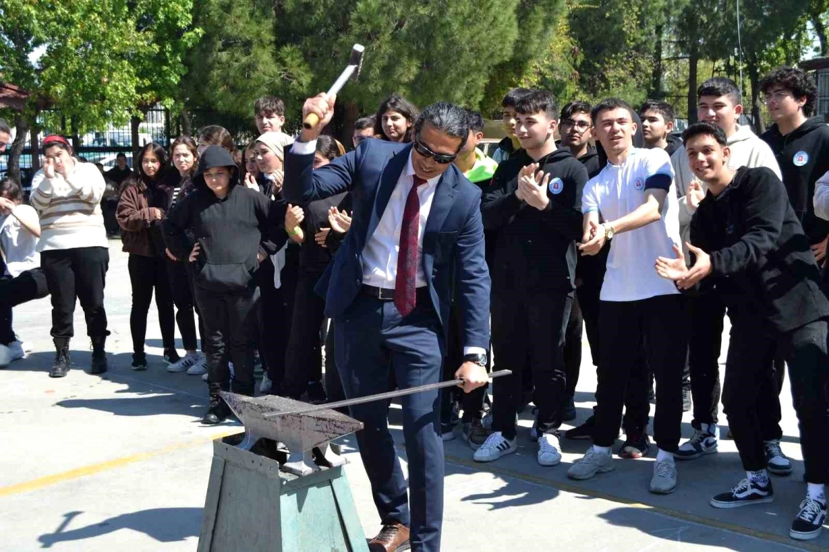 Nevruz Bayramı Fethiye\'de Şehit Yüzbaşı Özgür Özekin Mesleki ve Teknik Anadolu Liseli Okul Müdürlüğü tarafından kutlandı