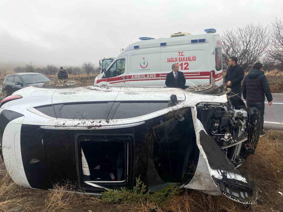 Niğde\'de Yağış Nedeniyle Takla Atan Otomobildeki 3 Öğretmen Yaralandı