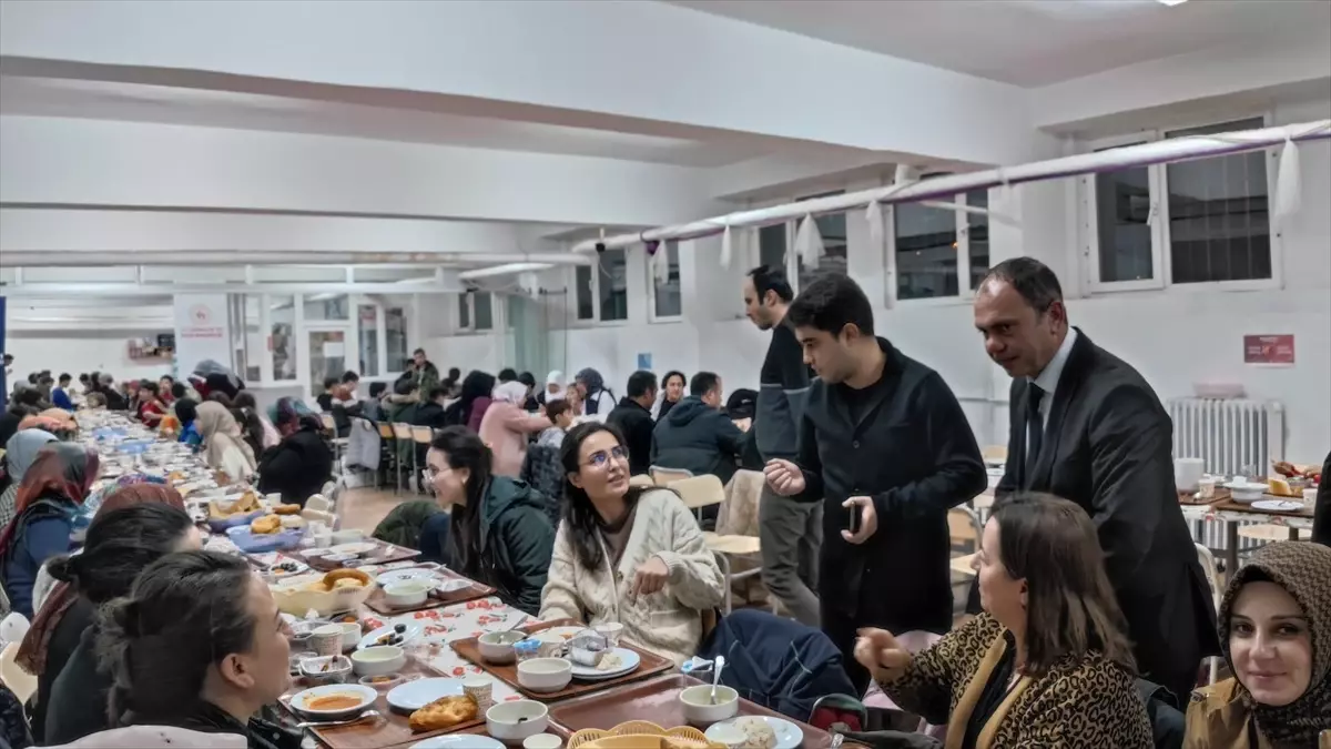 Oğuzlar Kaymakamı Muhammed Turan, Değerler Atölyesi kursiyer öğrencileri ve velileriyle iftarda bir araya geldi