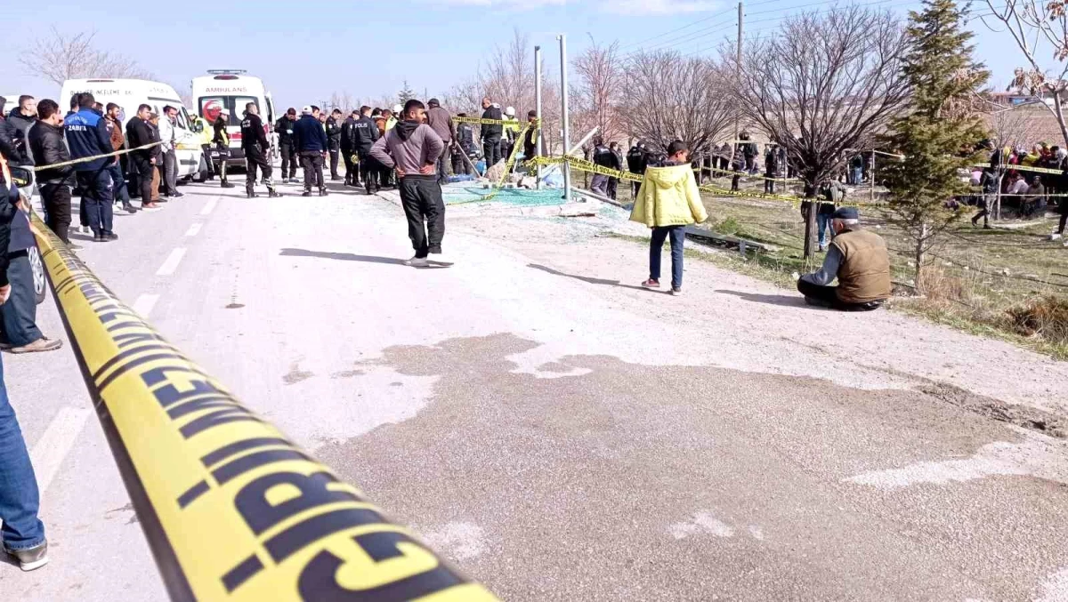 Konya\'da otomobilin otobüs durağına çarpması sonucu 5 kişi hayatını kaybetti