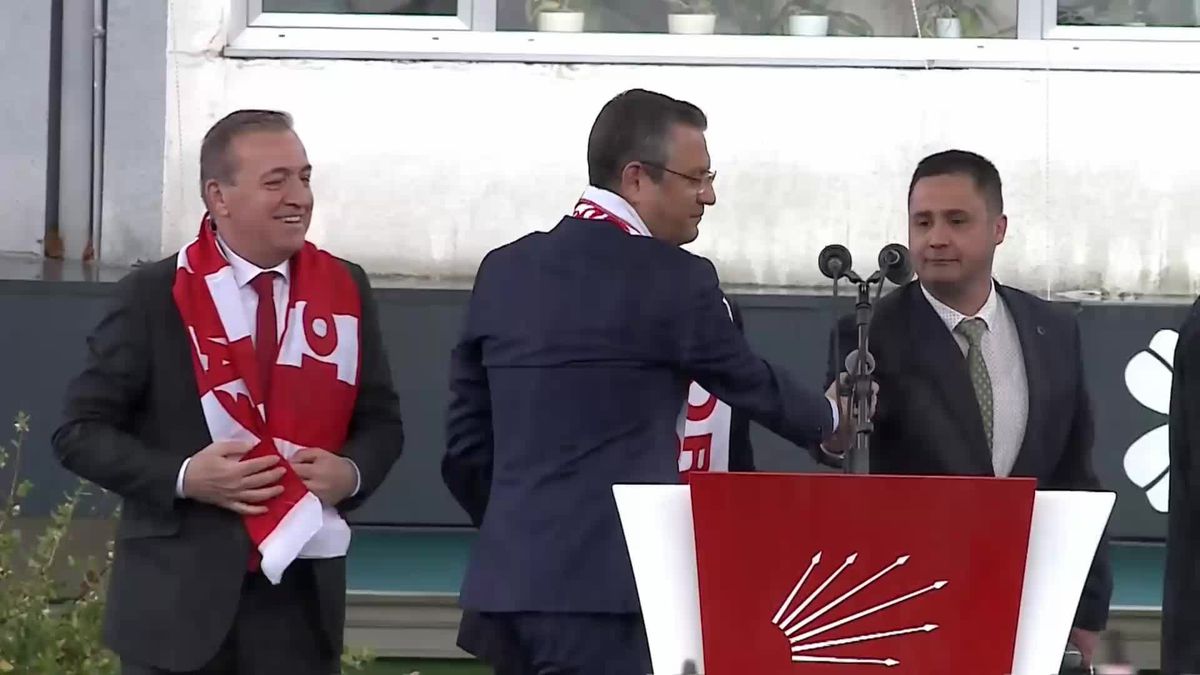 CHP Genel Başkanı Özgür Özel, Samsun\'da Halk Buluşması Programına Katıldı