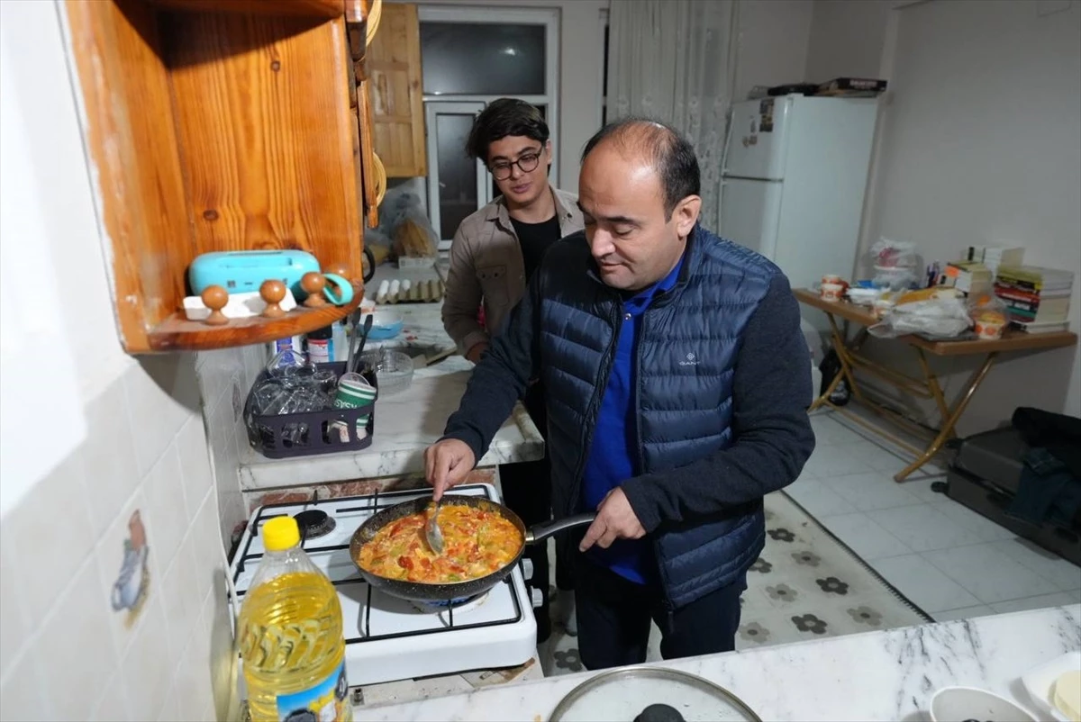 Seydikemer Belediye Başkanı Bayram Önder Akdenizli, üniversite öğrencilerinin evinde sahur yaptı