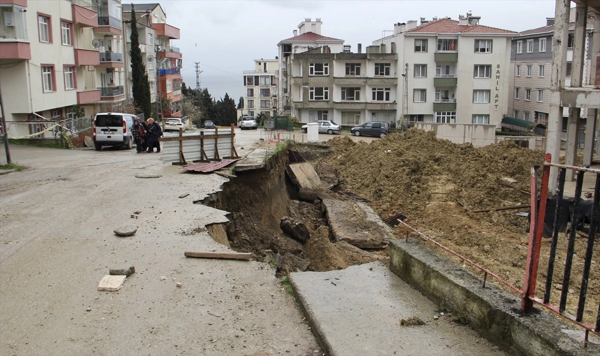 Sinop\'ta İstinat Duvarı Çöktü, Araç Zarar Gördü