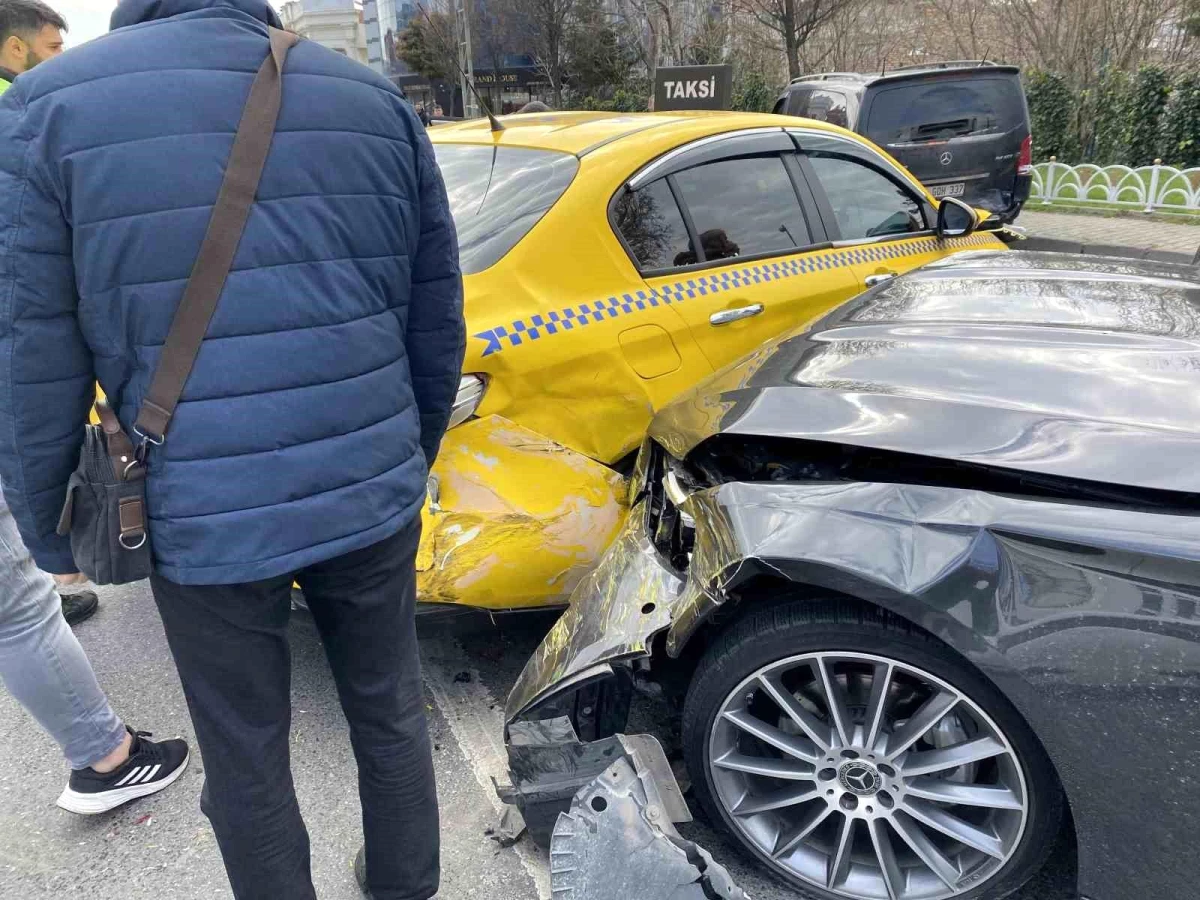 Bakırköy\'de süratli araç ışıklarda duranlara çarptı, 6 araç hasar gördü