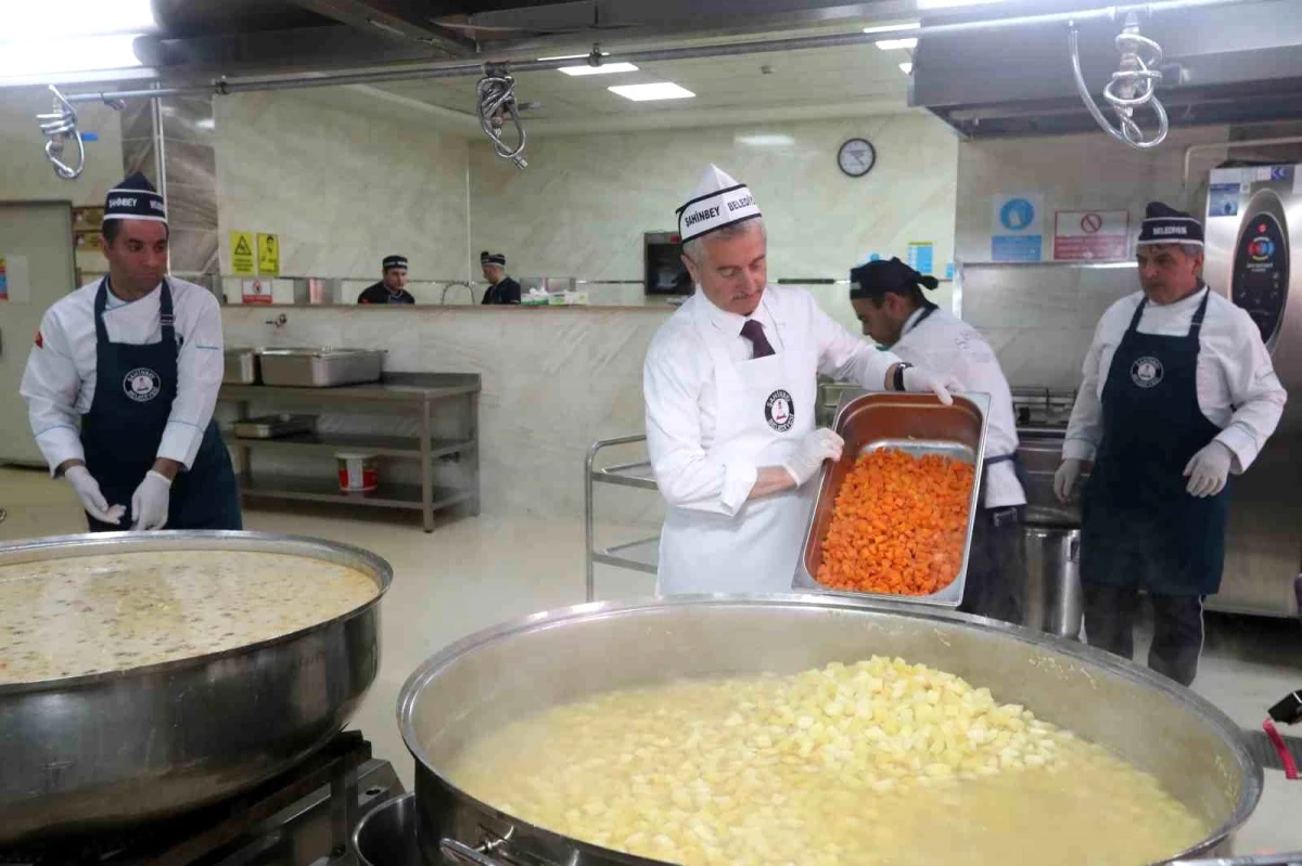Şahinbey Belediye Başkanı Mehmet Tahmazoğlu, ihtiyaç sahiplerine yemek dağıttı