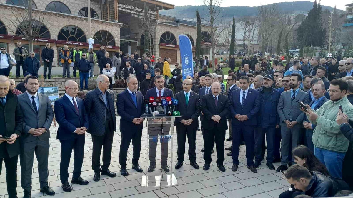 Cumhurbaşkanı Yardımcısı Cevdet Yılmaz, Bursa Tarihi Çarşı ve Hanlar Bölgesi\'ni Ziyaret Etti