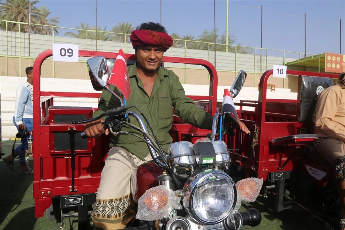 TDV Yemen\'de 100 kişiye 3 tekerlekli motosiklet dağıttı