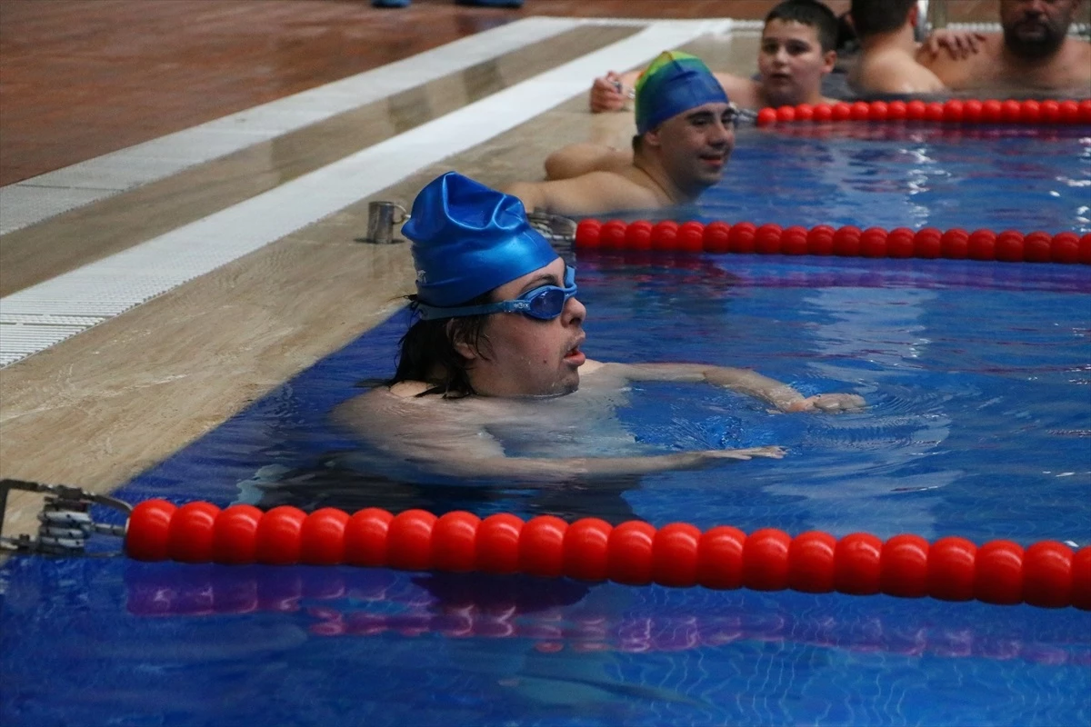 Down sendromlu çocuklar yüzme yarışmasında dereceye girmek için mücadele etti