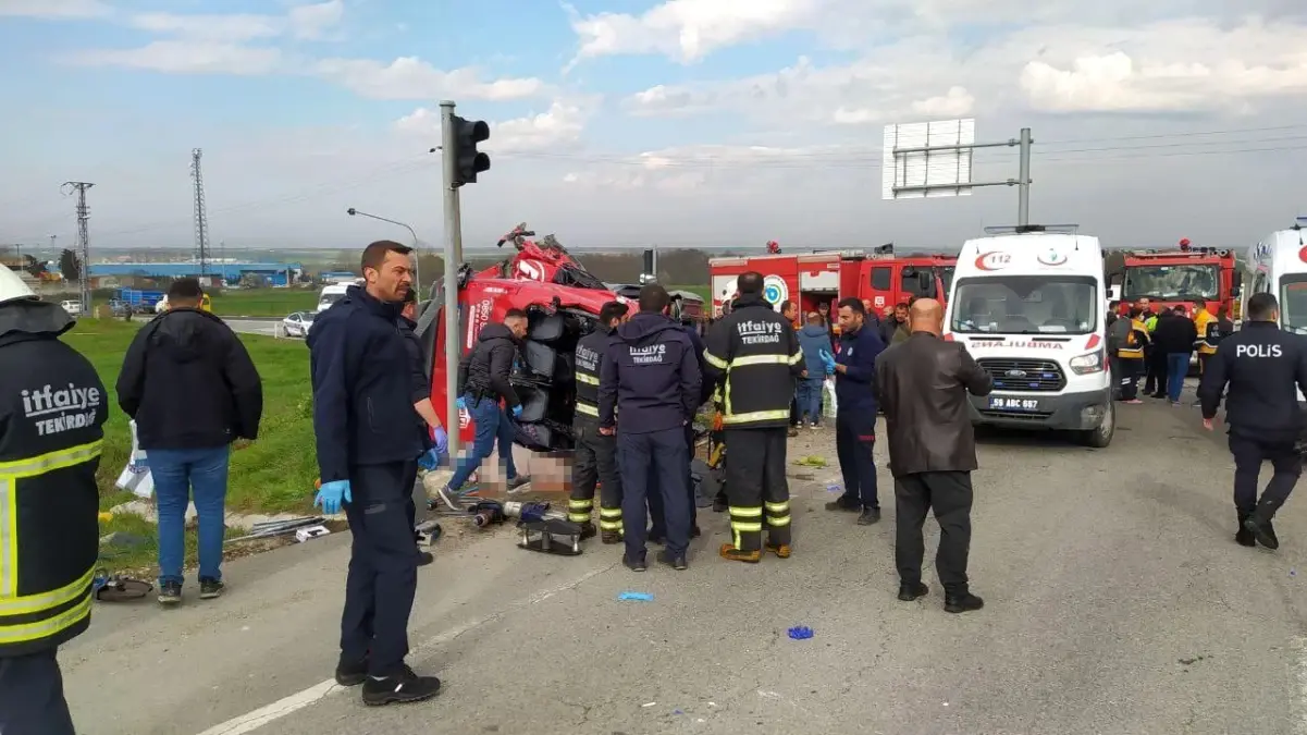 Tekirdağ\'da tır ile minibüs çarpıştı: 5 ölü, 10 yaralı