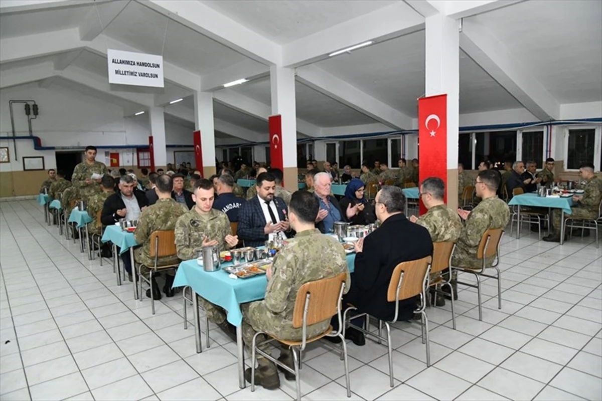Tekirdağ Valisi Recep Soytürk, askerlerle iftar yaptı