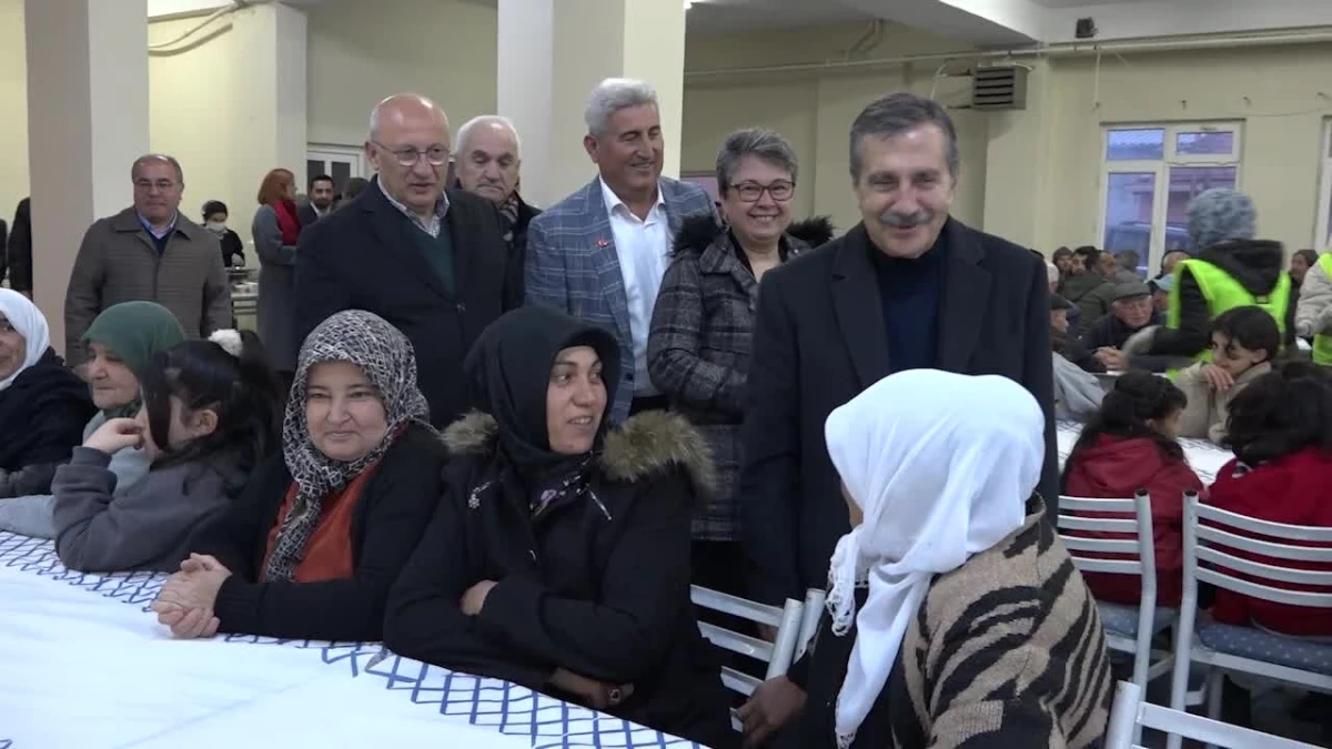 Tepebaşı Belediye Başkanı Ahmet Ataç, Gündüzler Mahallesi\'nde iftar programında mahalle sakinleriyle buluştu