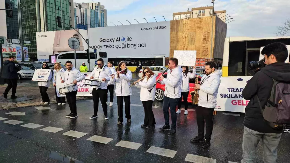 İstanbul\'un Yıldızları Grubu Levent\'te Bando Gösterisi Yaptı