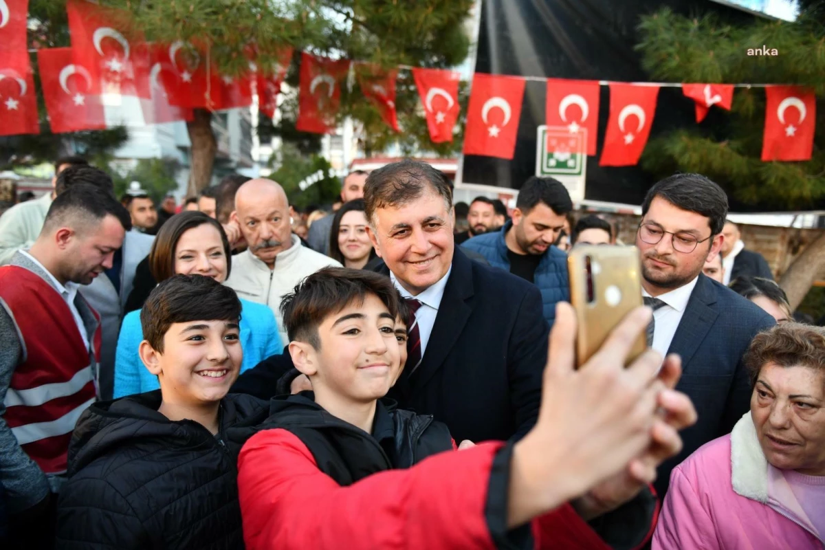 CHP İzmir Büyükşehir Belediye Başkan Adayı Cemil Tugay, Karabağlar\'da 2 bin 500 kişiyle iftar yaptı