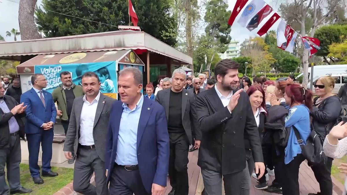 Mersin Büyükşehir Belediye Başkanı Vahap Seçer, Tarsus Engelli Platformu üyeleriyle bir araya geldi