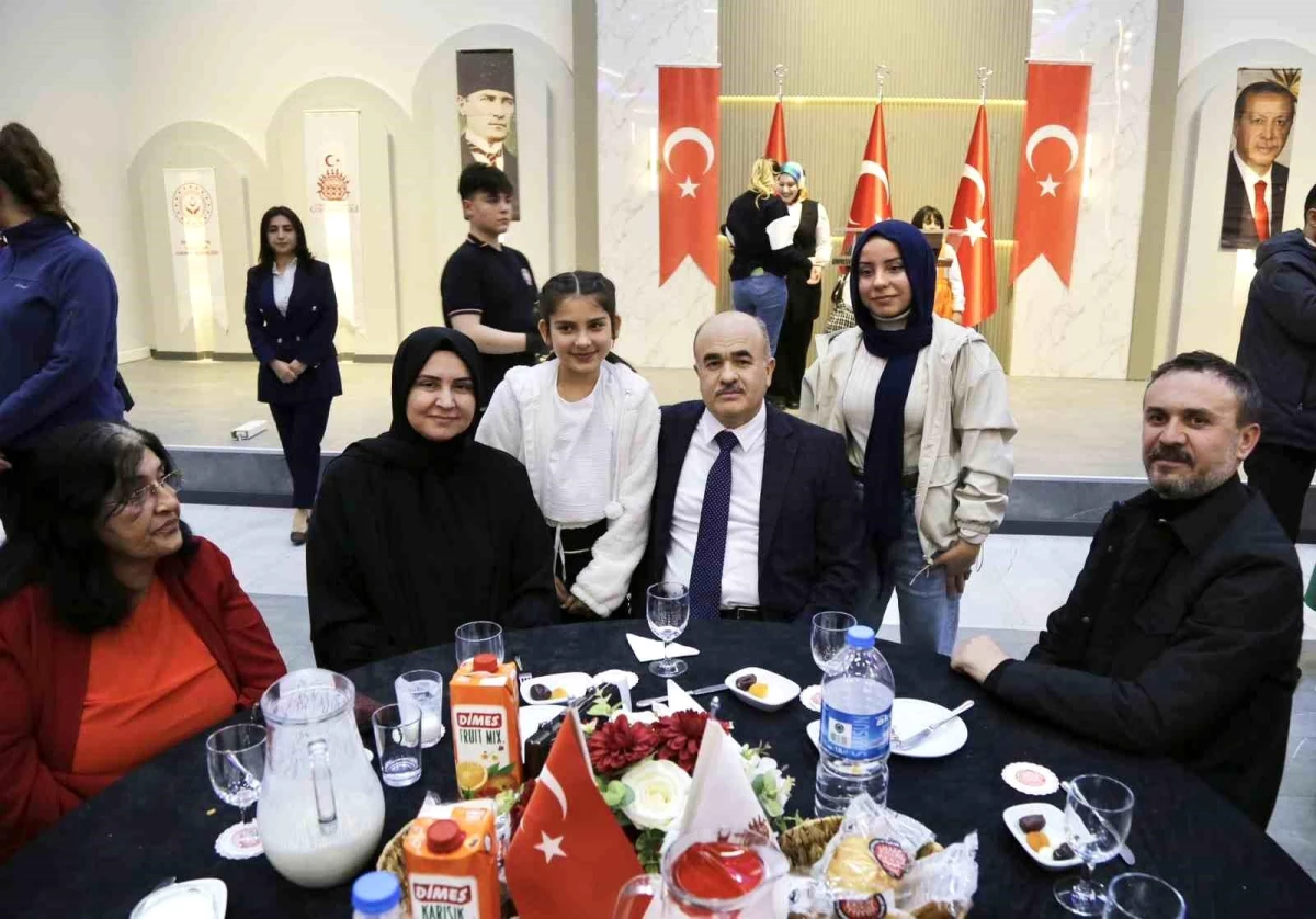 Çorum Valisi Zülkif Dağlı ve eşi Nurgül Dağlı, huzurevi sakinleri ve koruyucu ailelerle iftar yaptı