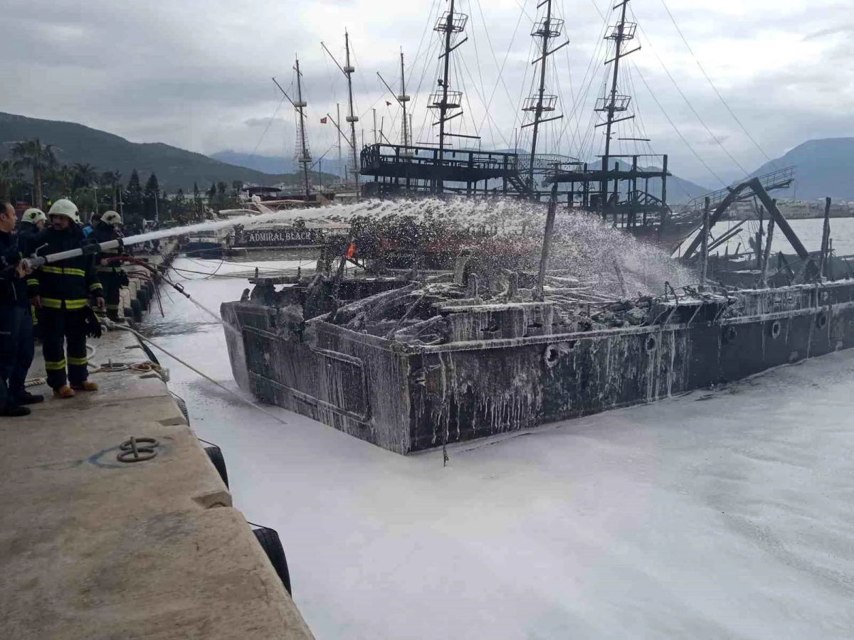 Alanya\'da Balıkçı Barınağında Çıkan Yangın Sonucunda İki Tekne Kullanılamaz Hale Geldi