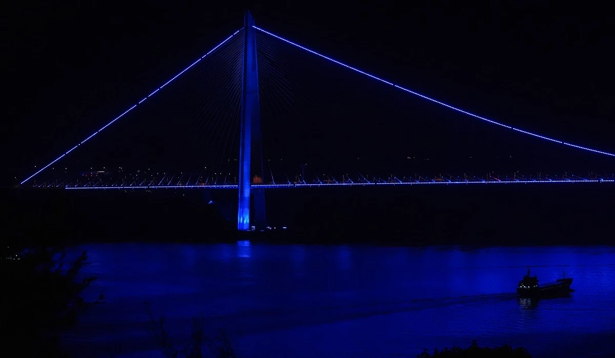 Yavuz Sultan Selim Köprüsü, kolon kanserine dikkat çekmek için mavi renkle aydınlatıldı