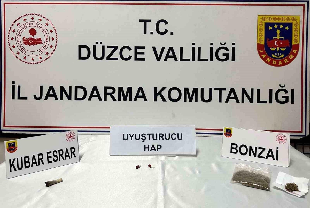 Düzce\'de Jandarma Operasyonu: 11 Şüpheli Uyuşturucu Kullanma ve Bulundurma, 7 Şüpheli Uyuşturucu İmal ve Ticareti Suçundan Tahkikat Başlatıldı