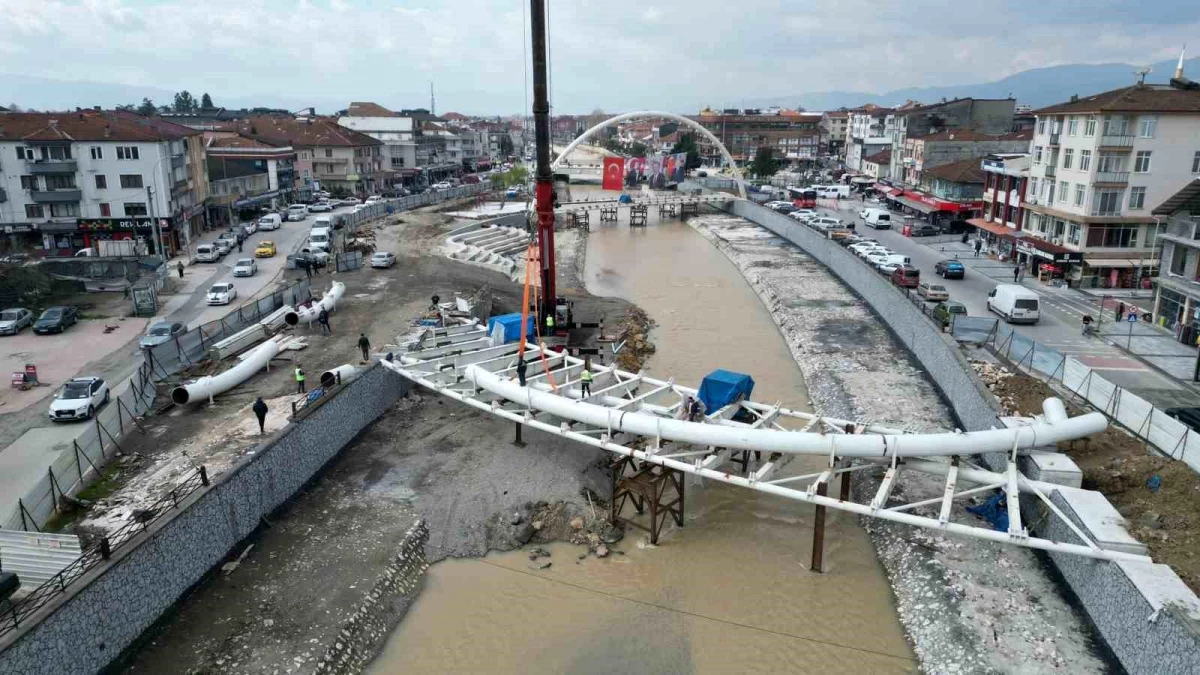Düzce Belediyesi Asar Deresi Projesi\'nde 2. köprünün kemer montajına başladı